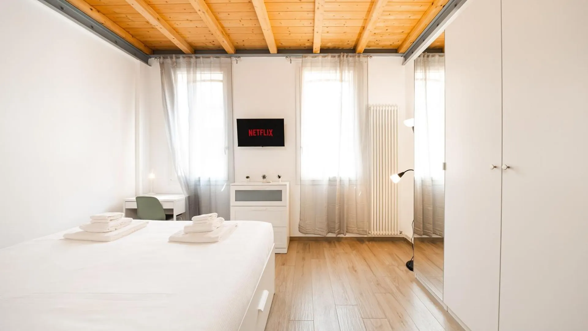 Belvedere House 1 Bologna Center 0*,  Italia